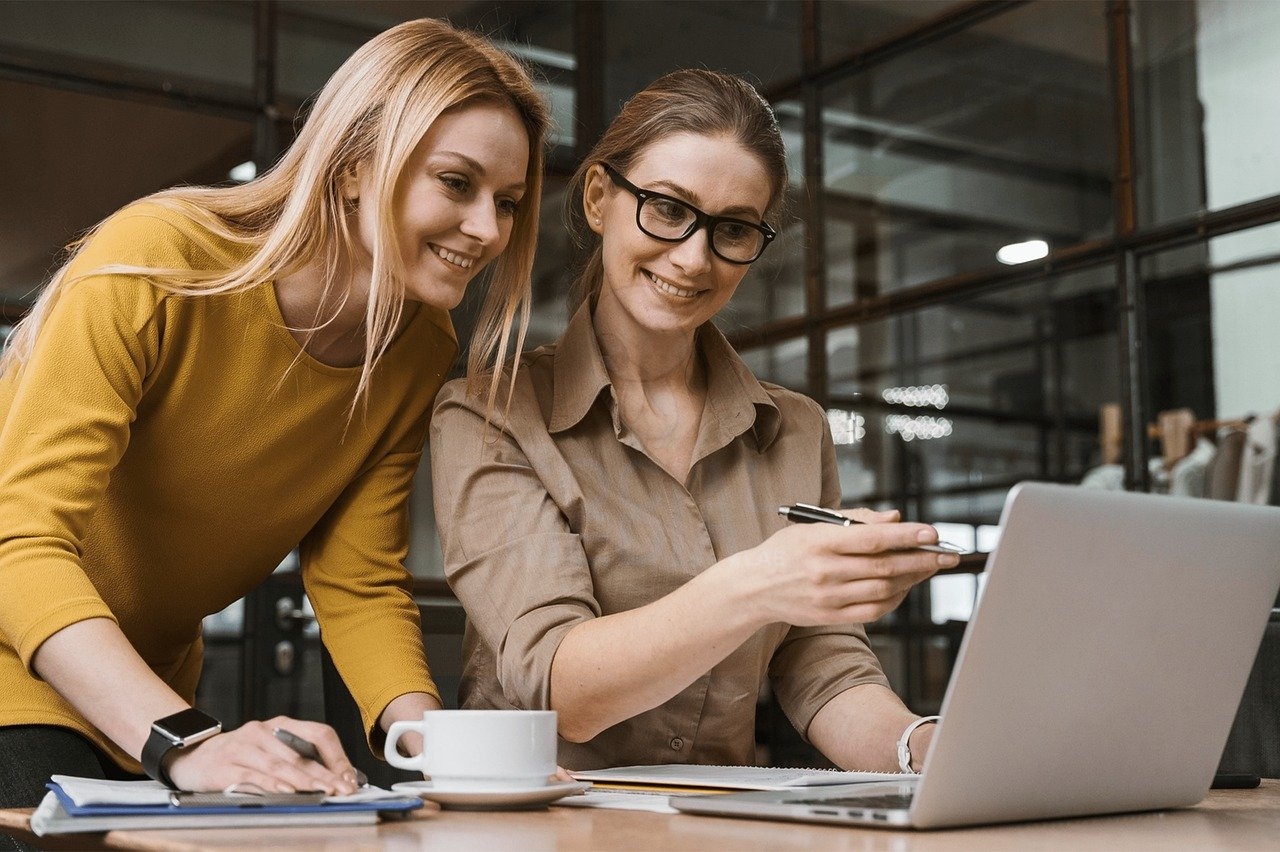 El Poder de la Marca Personal en Redes Sociales. Una marca personal es mucho más que una cara reconocible. Es la esencia destilada de la experiencia, los valores y la visión de un líder.